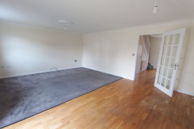 20 Roxwell Crescent, Wickford photo 5