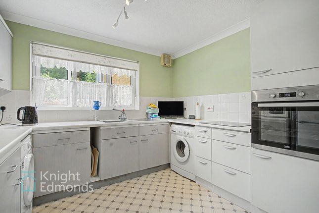 27 Findlay Close, Gillingham photo 4