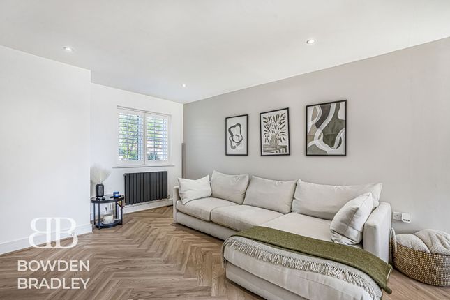 65 Five Oaks Lane, Chigwell photo 4