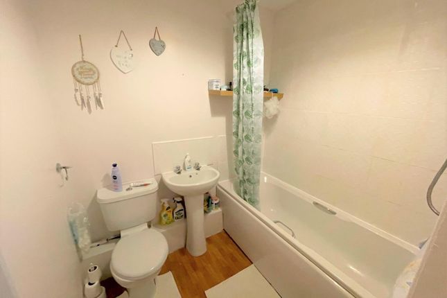 Apt 3, 26, Garden Vale, Leigh photo 5