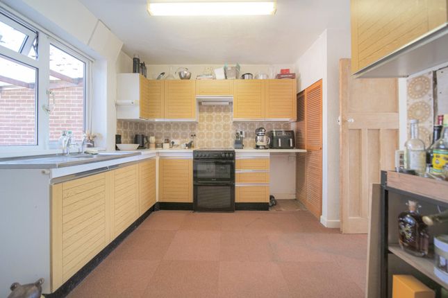 24, Dorset Crescent, Melksham photo 5
