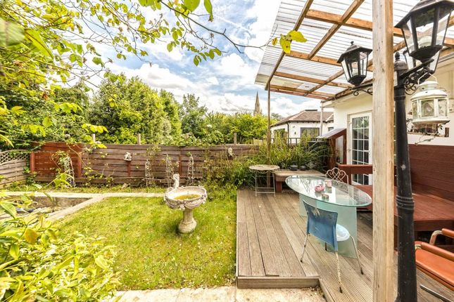 19, Tudor Close, London photo 4