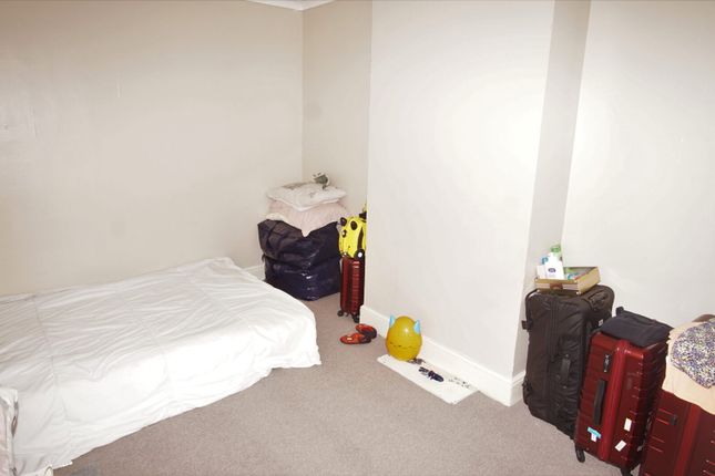 16, Queens Avenue, Watford photo 5