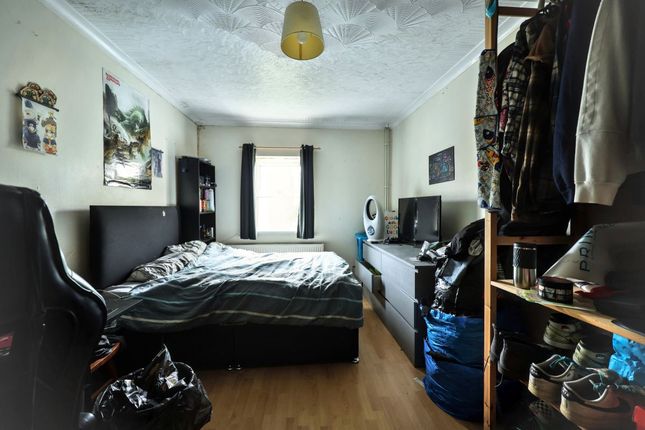 Flat 4 Aneurin House, Heol Aneurin, Caerphilly, Mid Glamorgan, CF83 2PE photo 5