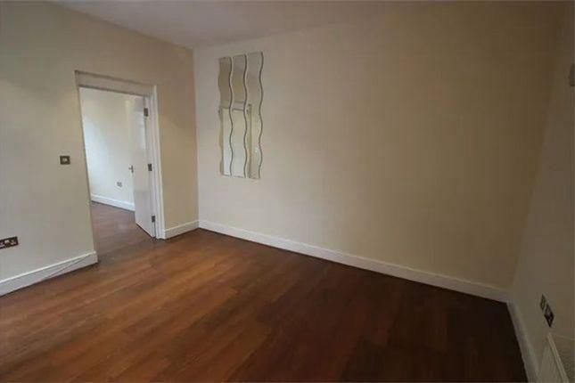 Flat 2. 80, Welldon Crescent, Harrow photo 3
