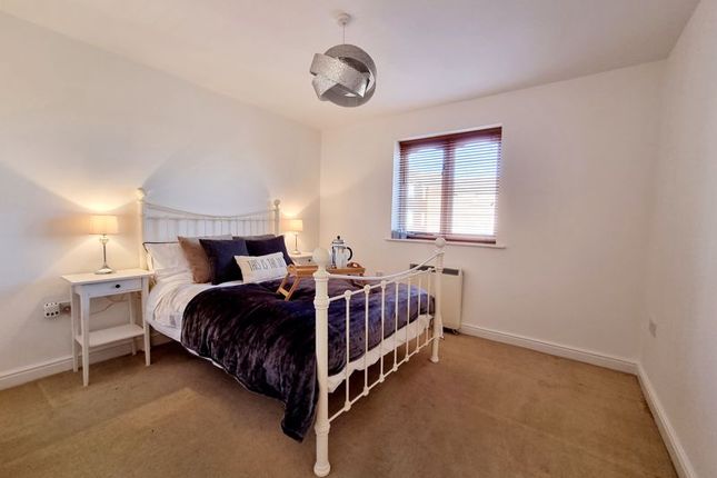 Flat for sale in Dunlop Close, Dartford, Kent