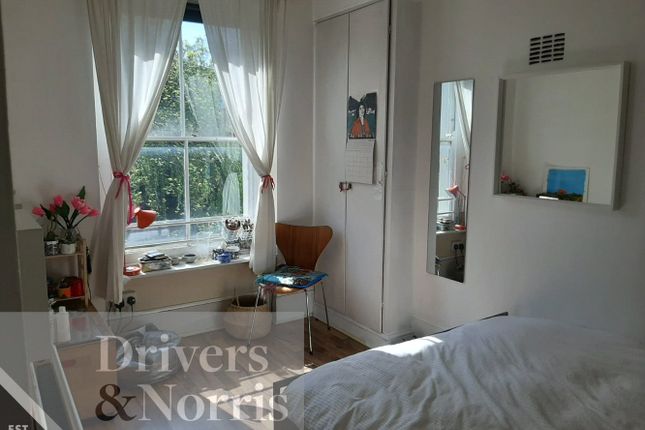 Top Floor Flat, 166, Camden Street, London photo 3