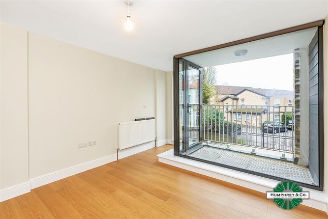 Flat to rent in Cameron Road, Seven Kings, Ilford