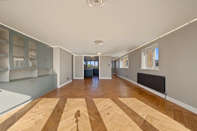 Flat 28, Dolphin Court, Woodlands, London photo 4