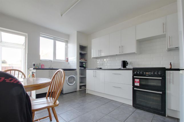 46, Terringes Avenue, Worthing photo 2