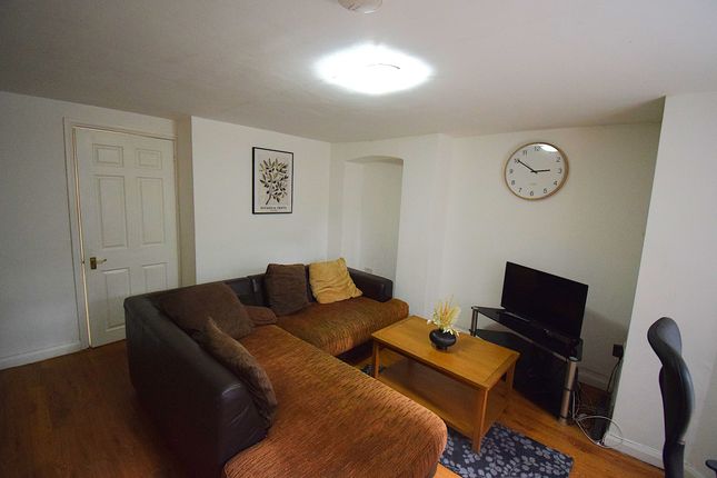 Basement Flat, Northampton photo 4