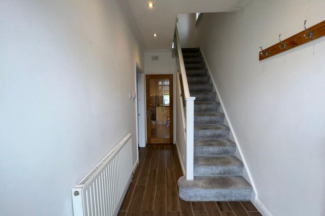 3 Holly Park Grove, Bradford photo 4