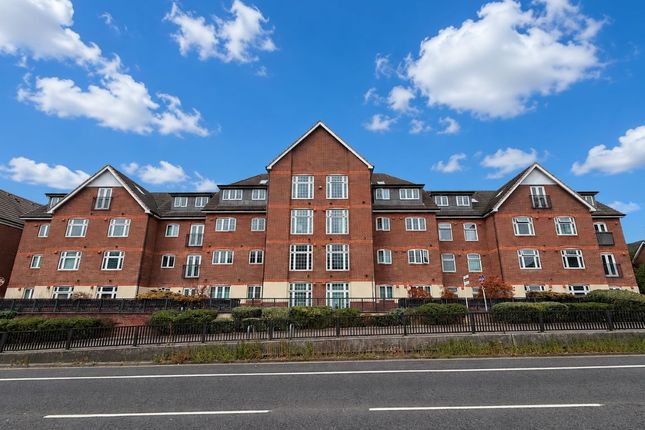 3-bed flat on 283, London Road, Camberley, £180,000