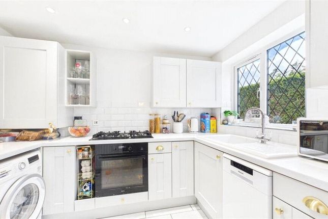 28, Meadowbank Road, Surrey photo 3