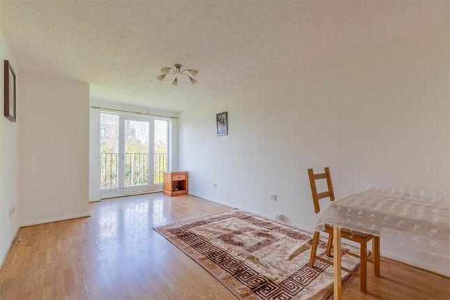 135, Burket Close, Southall photo 4
