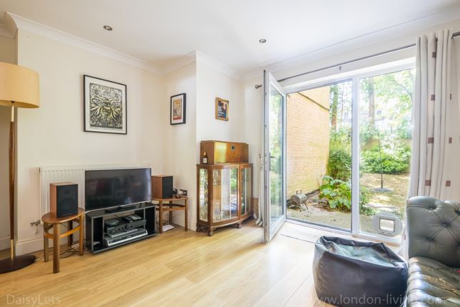 Flat to rent in Westbourne Drive, Forest Hill, London