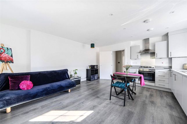 MTVH OR - Flat 4, Chessington House, 3, Merrileas Drive, Leatherhead photo 4