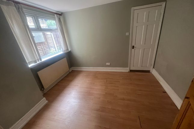 Thumbnail Flat to rent in Borthwick Road Including Some Bills, London