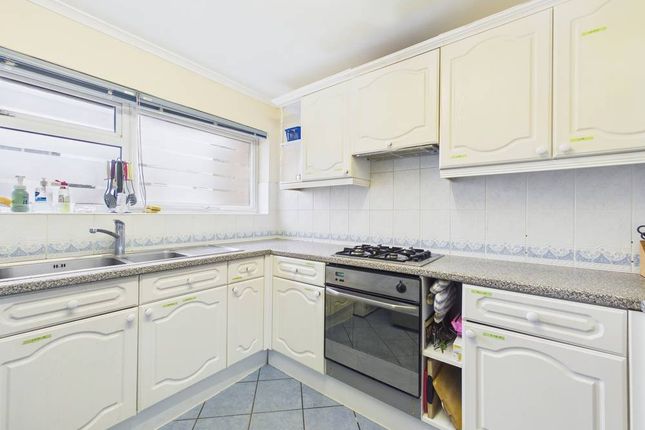 2, Ashdene Close, Surrey photo 3