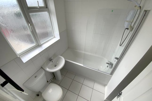 Flat A, 143, Hook Road, Surbiton photo 2