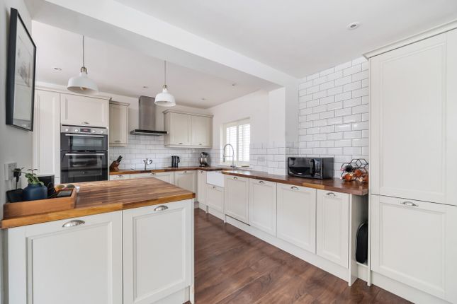 15, Cliffe Road, Surrey photo 2