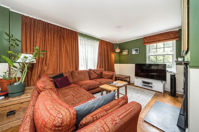 Flat 4, Mountbatten House, Hillcrest, London photo 4