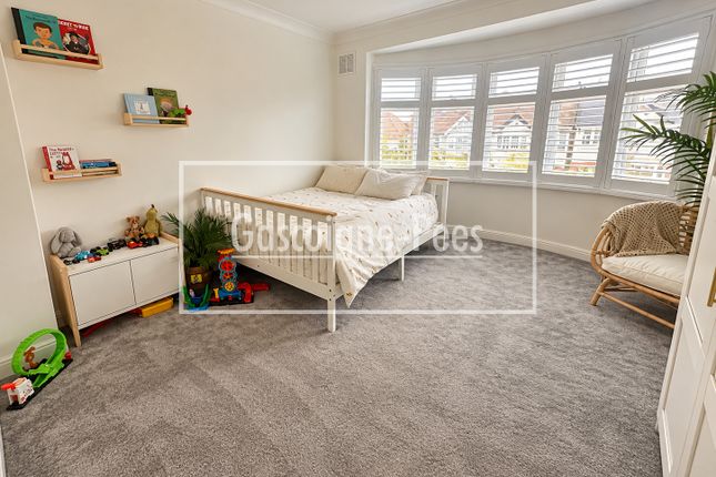 102, Worcester Park photo 4