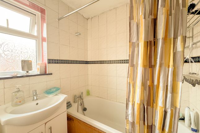 2, Carstairs Avenue, Swindon photo 2