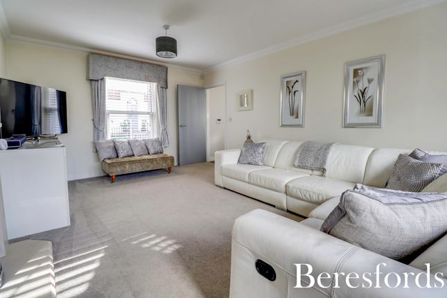 19, Sawyers Grove, Essex photo 4