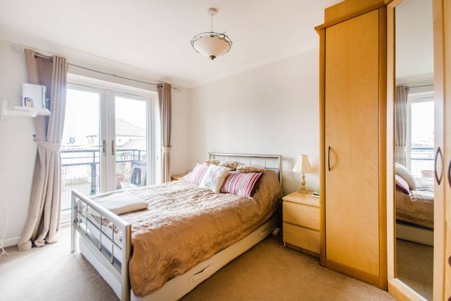 Flat to rent in Windsor Hall, Royal Docks, London