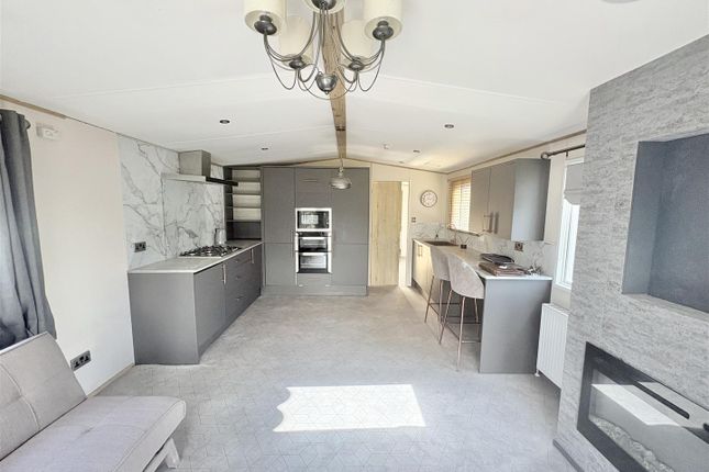 61 Sunset View Caravan Park, Churchend, Tewkesbury photo 3