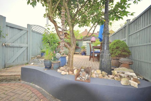 24, Acme Road, Watford photo 4