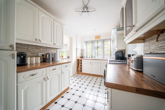 20 Fir Tree Close, Eastleigh photo 2