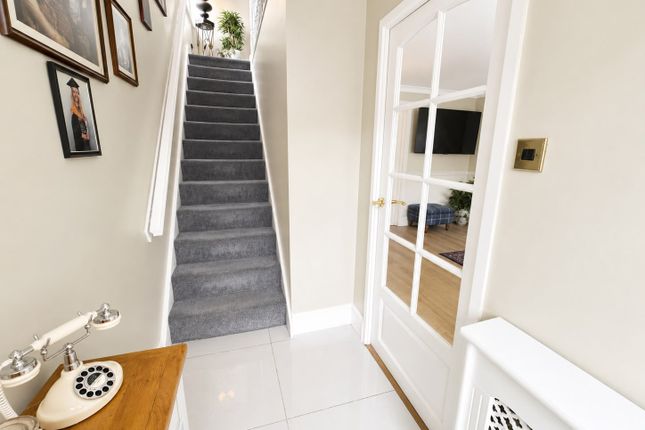 214, Hunters Park Avenue, Bradford photo 2