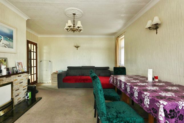 2, Worcester Close, Worksop photo 3
