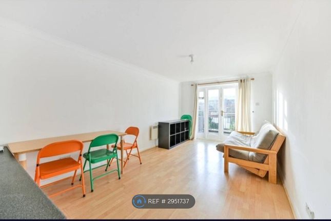Flat, Regents Court Sopwith Way, Kingston Upon Thames photo 2