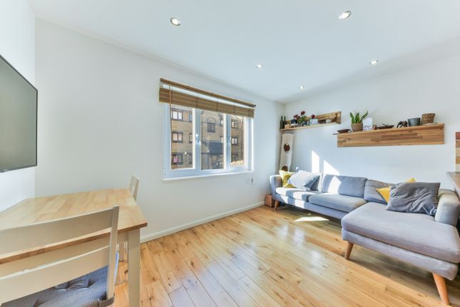 Thumbnail Flat to rent in Transom Square, London