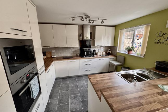 53, Clos Maes Rhedyn, Llanelli photo 2