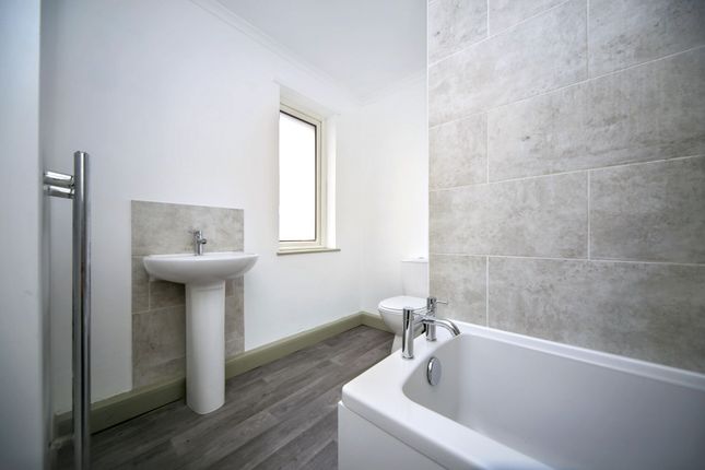 35 Coronation Road, Wigan photo 4