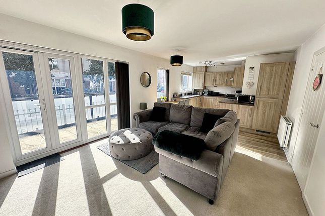 5. Arthur Maybury Close, Ashford photo 4