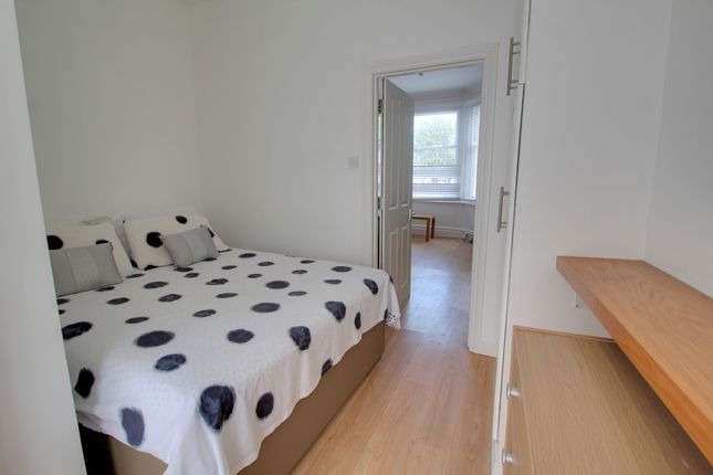 190 Oakleigh Road North, London photo 3