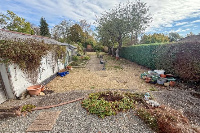 60 Welley Road, Wraysbury photo 4