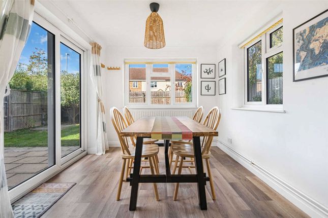 6, Brookside, Royston photo 5