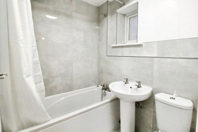 20a, The Close, Rochester photo 5