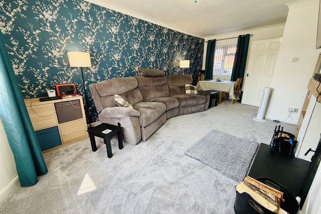 31, Garden Village, Leeds photo 3