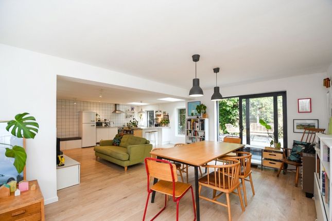 14 Victoria Road, Salford photo 4
