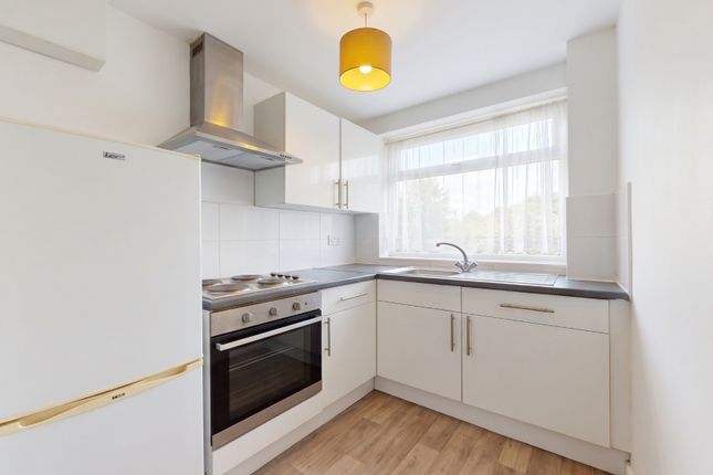 9 The Clifton 64, Hook Road, Greater London photo 3