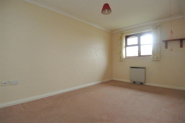 Flat for sale in St. Georges Road, Addlestone