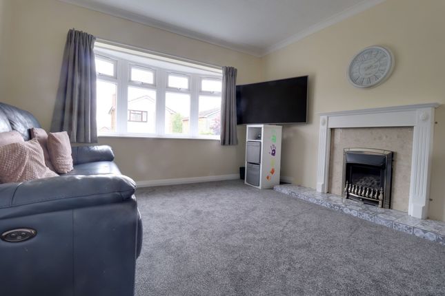 10 Heath Drive, Stafford photo 2
