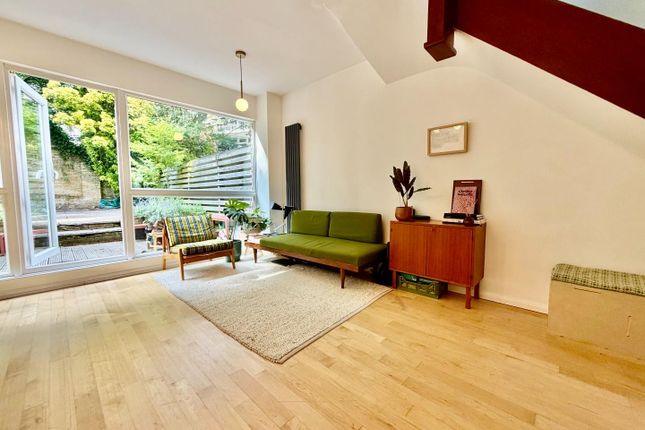 16, Grassmount, London photo 4